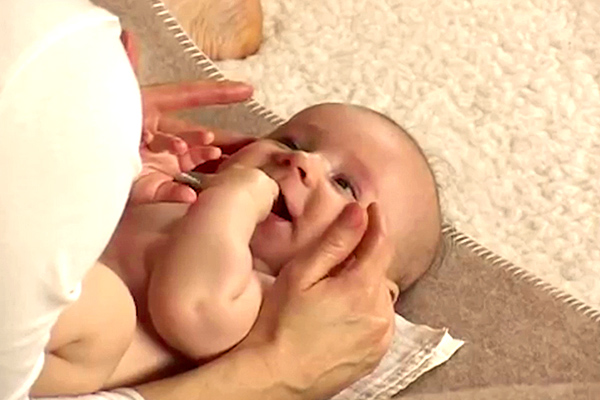 Video Babymassage Schläfen