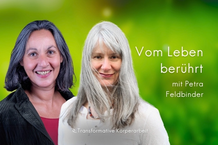 Podcast-Cover: Petra Feldbinder und Hanna Krstic vor einem grün verschwommenen Hintergrund. Links Hanna Krstic mit schulterlangem, dunklem Haar und einem roten Oberteil, rechts Petra Feldbinder mit langem, grauem Haar und einer weißen Bluse. Text auf dem Bild: ‚Vom Leben berührt – mit Petra Feldbinder‘.