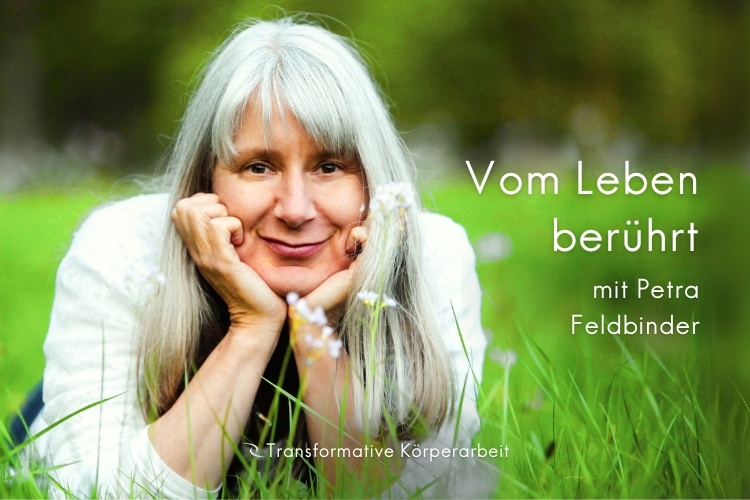 Petra Feldbinder lächelnd im Gras – Podcast „Vom Leben berührt“ zur TRAGER®-Ausbildung Level 1
