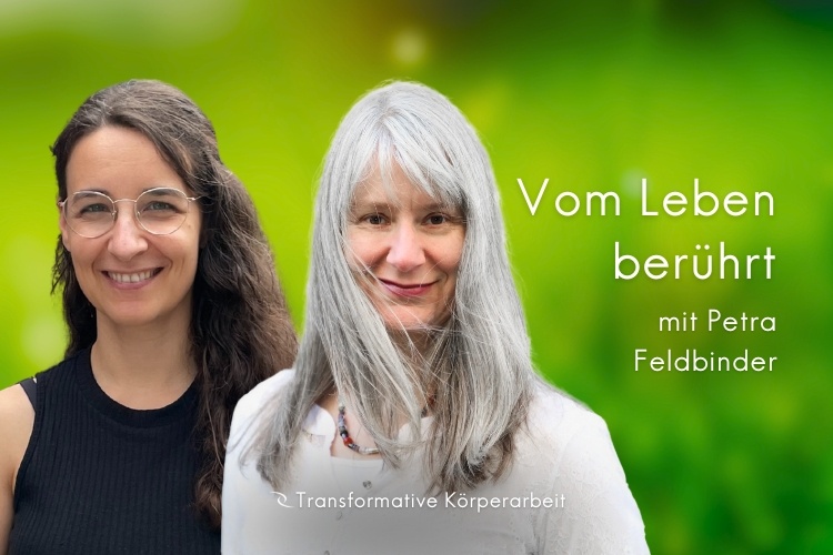 Zwei Frauen vor einem grün verschwommenen Hintergrund. Links steht Jessica mit langen dunklen Haaren und Brille, rechts Petra Feldbinder mit langen grauen Haaren. Text: „Vom Leben berührt – mit Petra Feldbinder. Transformative Körperarbeit.“